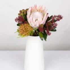 Blumenbund Protea King Mit Skimmie Und Kapgrün, Inkl. Gratis Grußkarte 8 Blumenbund Protea King Mit Skimmie Und Kapgrün, Inkl. Gratis Grußkarte -Gartenbedarf Geschäft 1025700017 Strauss Protea King mit Skimmia 1 1 101676